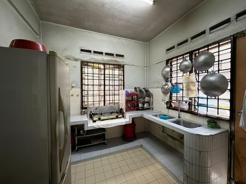 Semi-Detached House for Sale in Taman Daya (Johor Bahru) - U Hon Kun - Kitchen - PropertyGuru.com.my