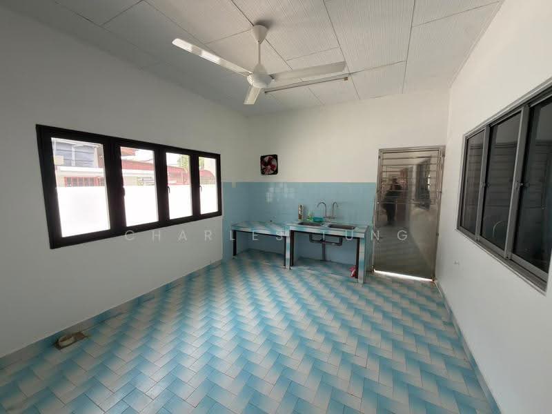 Bungalow House untuk Disewa di Pekan Dengkil (Dengkil) - Charles Tung - Kitchen - PropertyGuru.com.my