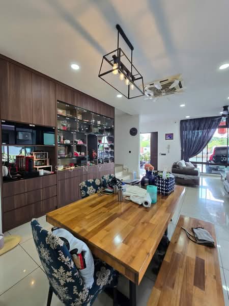 Rumah Teres 2-Tingkat untuk Dijual di Taman Mount Austin (Tebrau) - Suny Sior - Dining Room - PropertyGuru.com.my