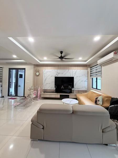 Cluster House for Sale in Taman Mount Austin (Tebrau) - Jordan . - Living Room - PropertyGuru.com.my