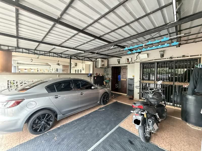 2-storey Terraced House for Sale in Sungai Buloh (Selangor) - Zul Hasif - Car Park - PropertyGuru.com.my