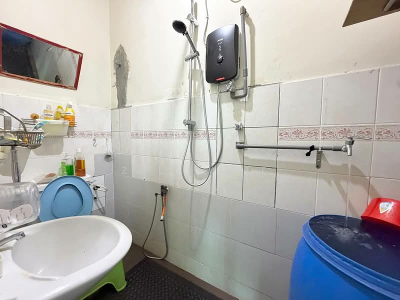2-storey Terraced House for Sale in Sungai Buloh (Selangor) - Zul Hasif - Bathroom - PropertyGuru.com.my