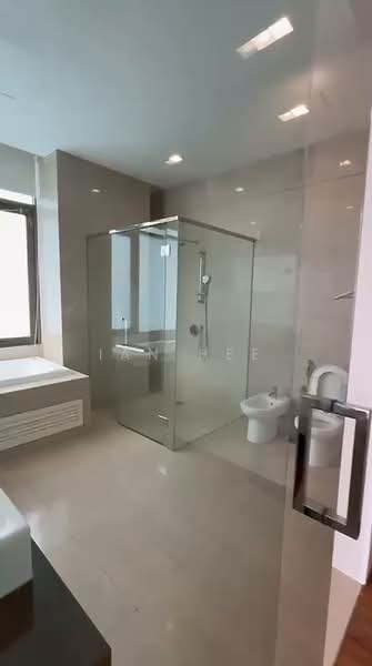 Kediaman Servis untuk Dijual di Suria Stonor - Ian Hee - Bathroom - PropertyGuru.com.my