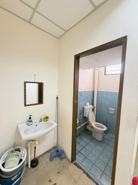 Shop / Office untuk Disewa di Desa Ria (Sungai Ara) - Lilly . - Bathroom - PropertyGuru.com.my
