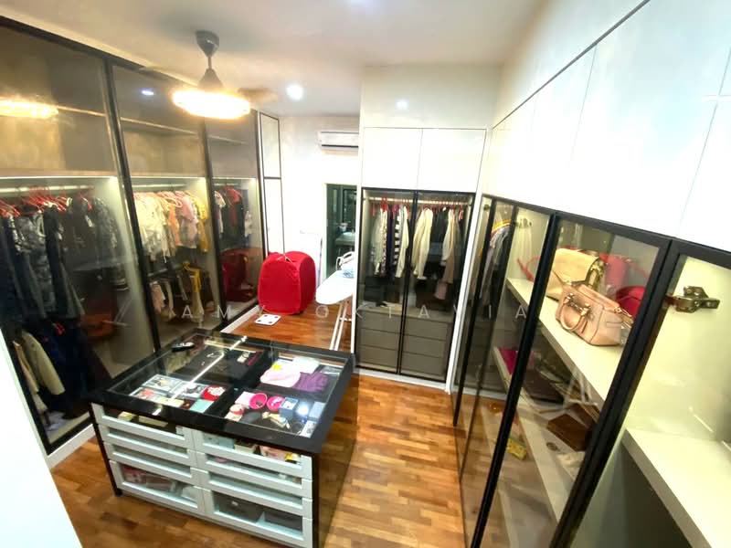 Bungalow House untuk Disewa di Cyberjaya (Selangor) - Amy Oktavia - Walk In Closet - PropertyGuru.com.my