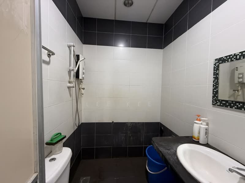 Rumah Teres 2-Tingkat untuk Dijual di Taman Bukit Perdana (Batu Pahat) - Lee Kee - Bathroom - PropertyGuru.com.my