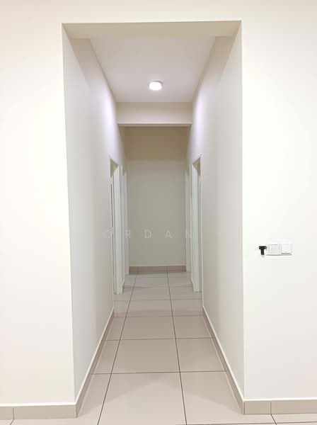 Kediaman Servis untuk Dijual di Meridin Bayvue Serviced Apartment - Jordan . - Corridor - PropertyGuru.com.my