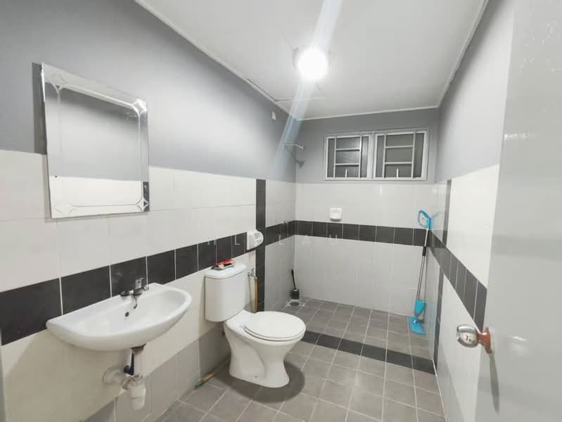 Kediaman Servis untuk Dijual di Koi Kinrara - HL Lau - Bathroom - PropertyGuru.com.my
