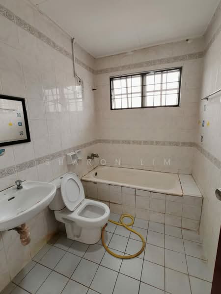 Terraced House for Rent in Kota Kemuning (Shah Alam) - Sharon Lim - Bathroom - PropertyGuru.com.my