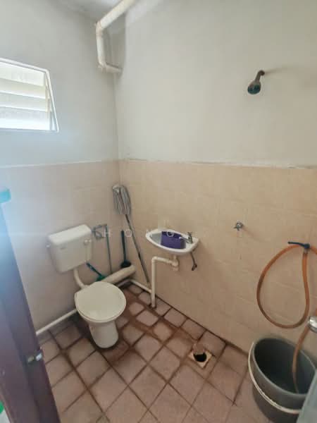 Apartment for Sale at Sri Impian Apartment - Hong . - Bathroom - PropertyGuru.com.my