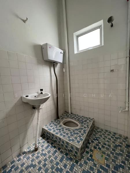 1-storey Terraced House for Sale in Taman Indah Jaya (Lukut) - Soon Jie Chua - Bathroom - PropertyGuru.com.my