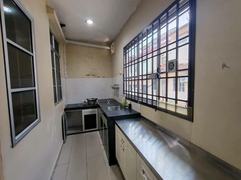 2-storey Terraced House for Rent in Bandar Putra (Kulai) - Max Yee - Kitchen - PropertyGuru.com.my