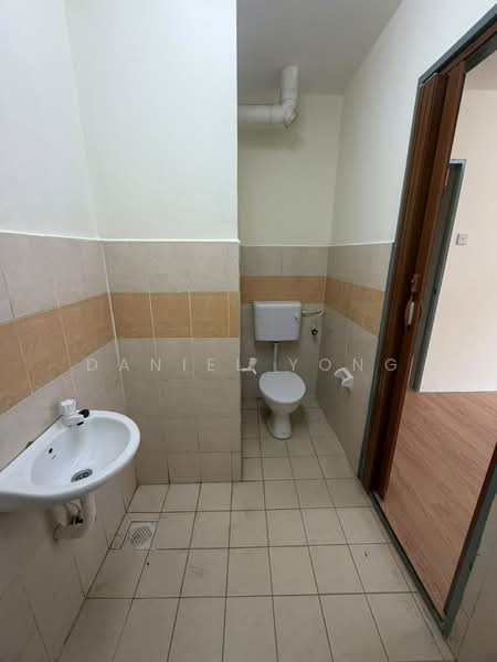 Flat for Sale at Taman Impian Emas - Daniel Yong - Bathroom - PropertyGuru.com.my