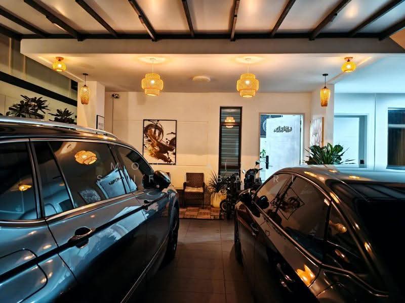 Rumah Teres 2-Tingkat untuk Dijual di Puncak Alam (Selangor) - Mohd Aizat Saiful Bahri - Car Park - PropertyGuru.com.my