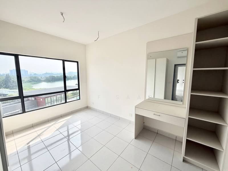 Kediaman Servis untuk Dijual di E'Island Lake Haven - Alif Saad - Bedroom - PropertyGuru.com.my