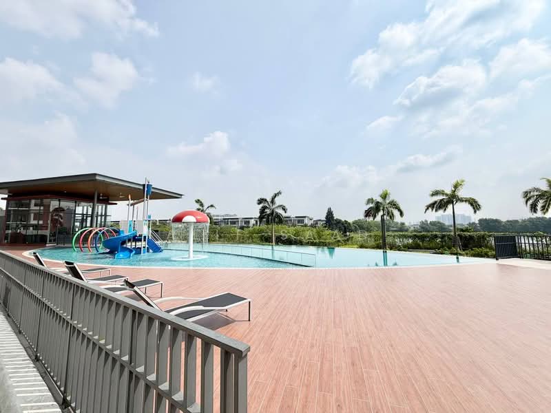 Kediaman Servis untuk Dijual di E'Island Lake Haven - Alif Saad - Pool - PropertyGuru.com.my