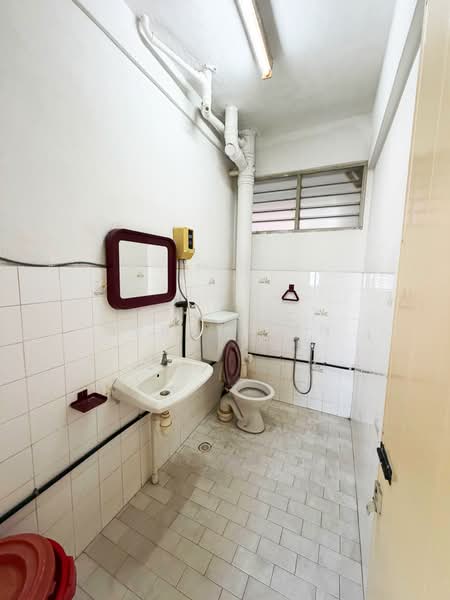 Rumah Flat untuk Disewa di Taman Bukit Jambul - Jerry Tan - Bathroom - PropertyGuru.com.my