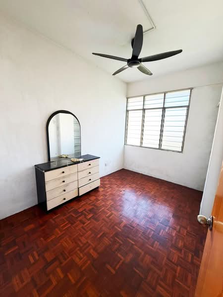 Rumah Flat untuk Disewa di Taman Bukit Jambul - Jerry Tan - Bedroom - PropertyGuru.com.my