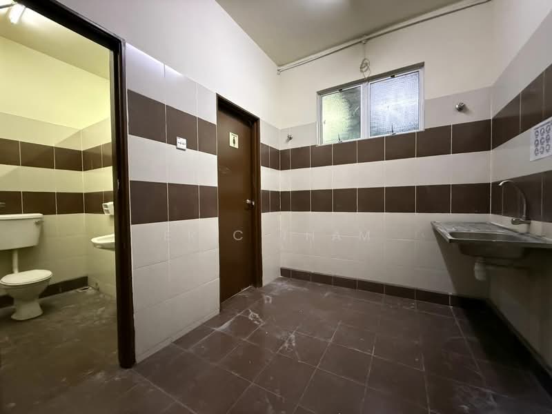 Factory for Sale in Taman Perindustrian Puchong (Puchong) - Eric Tham - Bathroom - PropertyGuru.com.my