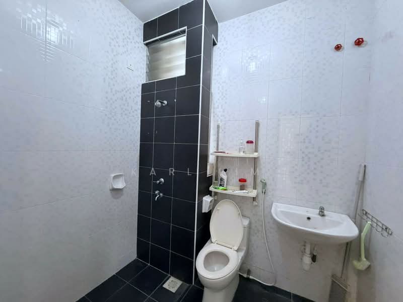Rumah Teres 2-Tingkat untuk Dijual di Taman Mutiara Rini (Skudai) - Karl Lim - Bathroom - PropertyGuru.com.my