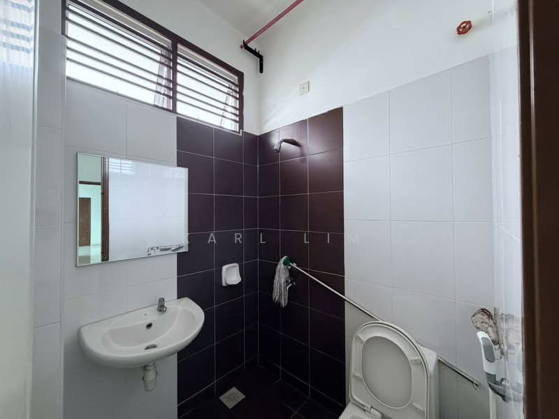 Rumah Teres 2-Tingkat untuk Dijual di Taman Mutiara Rini (Skudai) - Karl Lim - Bathroom - PropertyGuru.com.my