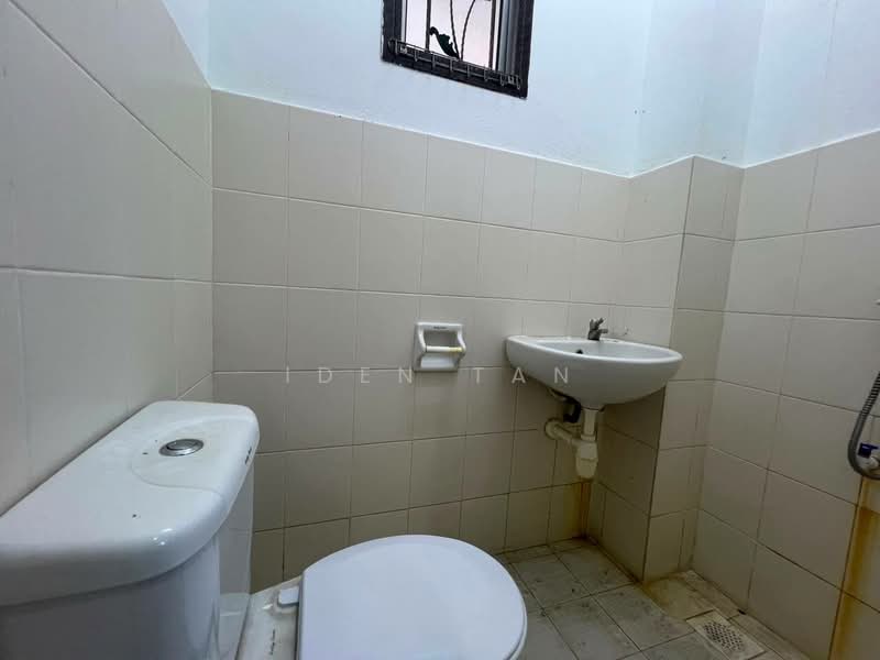 2-storey Terraced House for Sale in Taman Kempas Indah (Tebrau) - Iden Tan - Bathroom - PropertyGuru.com.my