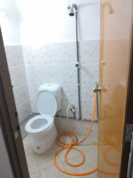 Flat for Sale at Flat Dato Ahmad Razali - Kent Yeo - Bathroom - PropertyGuru.com.my
