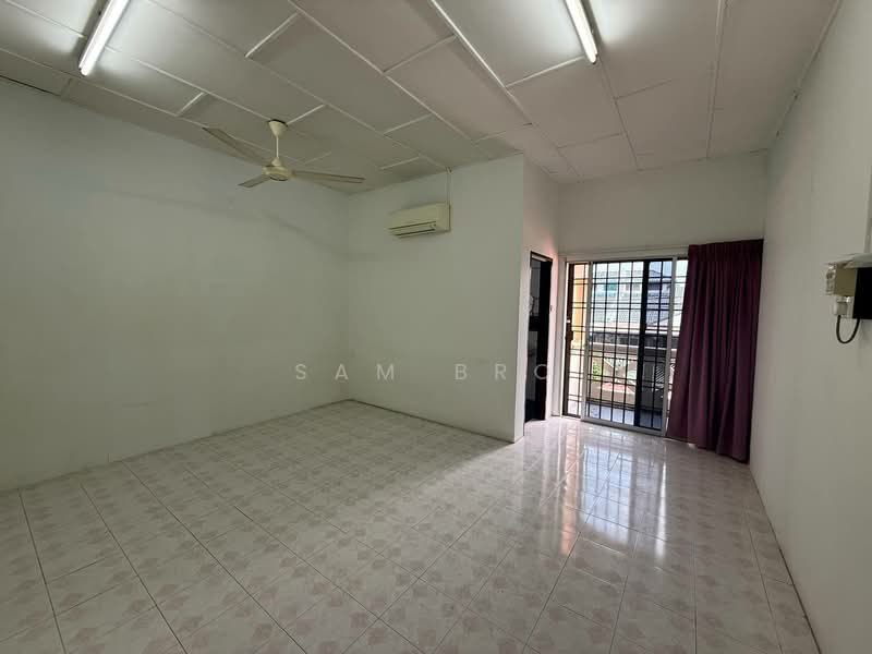 Rumah Berkembar untuk Dijual di Taman Delima (Kluang) - Sam Bro - Living Room - PropertyGuru.com.my