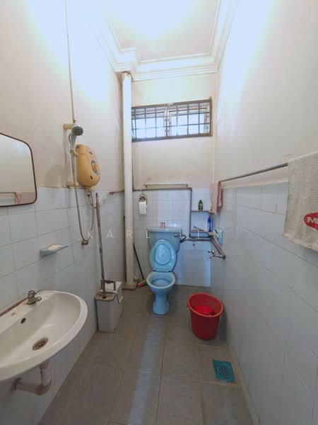 Rumah Berkembar untuk Dijual di Taman Bukit Kempas (Tampoi) - Karl Lim - Bathroom - PropertyGuru.com.my