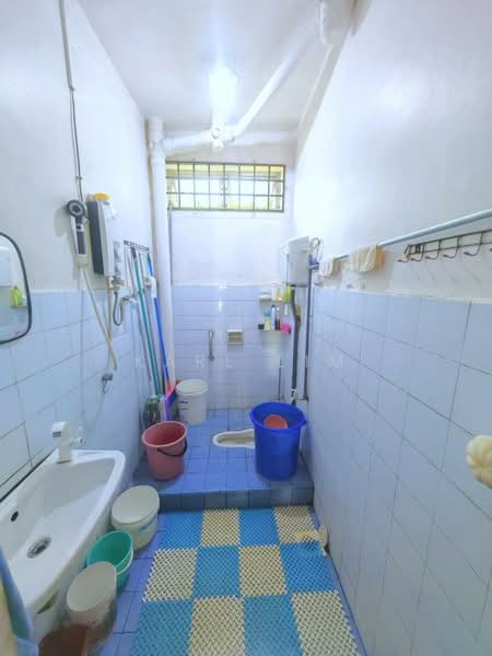 Rumah Berkembar untuk Dijual di Taman Bukit Kempas (Tampoi) - Karl Lim - Bathroom - PropertyGuru.com.my
