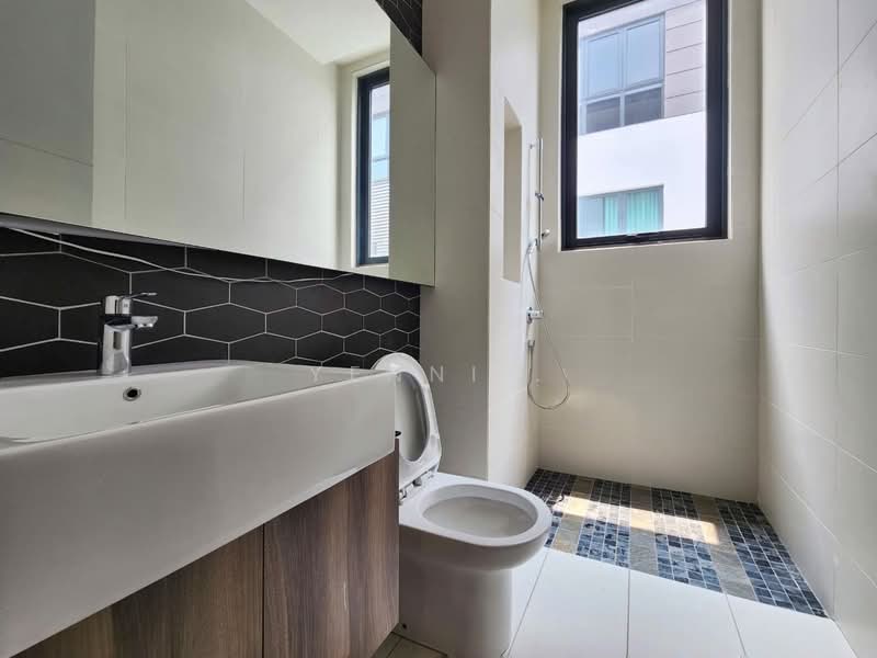 Bungalow House for Sale in Shah Alam (Selangor) - Yenni . - Bathroom - PropertyGuru.com.my