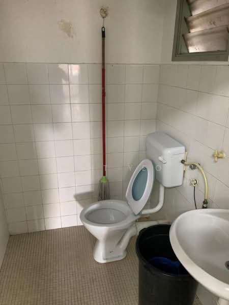 Rumah Flat untuk Dijual di Permai Court 2 - Kent Yeo - Bathroom - PropertyGuru.com.my