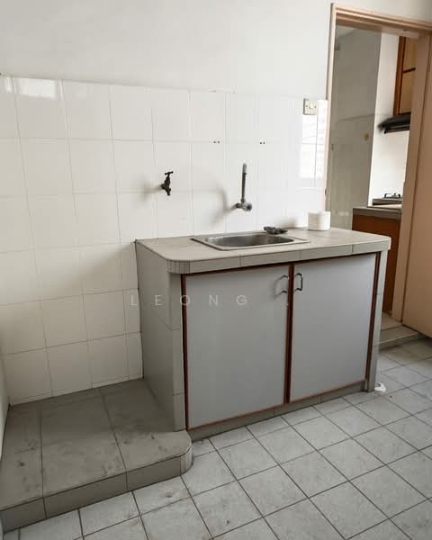 Pangsapuri untuk Dijual di Greenlane Heights Block G - Leong . - Kitchen - PropertyGuru.com.my