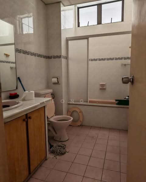 Pangsapuri untuk Dijual di Greenlane Heights Block G - Leong . - Bathroom - PropertyGuru.com.my