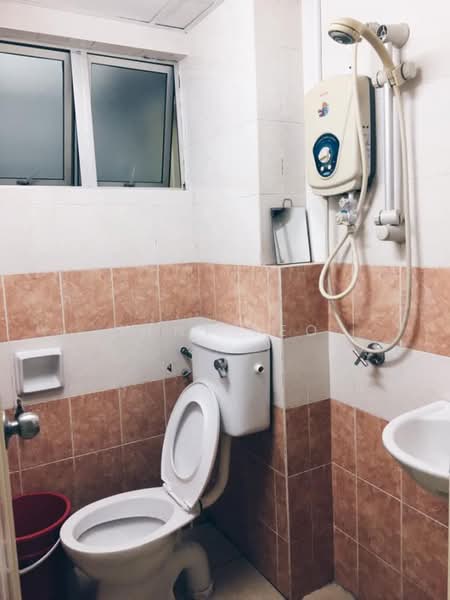 Pangsapuri untuk Dijual di Baiduri - Kent Yeo - Bathroom - PropertyGuru.com.my