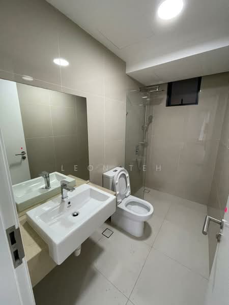 Kediaman Servis untuk Dijual di United Point (Residensi Berpadu) - Leon Teh - Bathroom - PropertyGuru.com.my