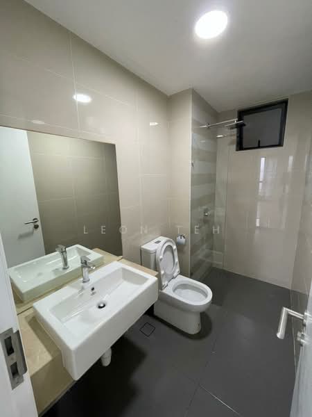 Kediaman Servis untuk Dijual di United Point (Residensi Berpadu) - Leon Teh - Bathroom - PropertyGuru.com.my