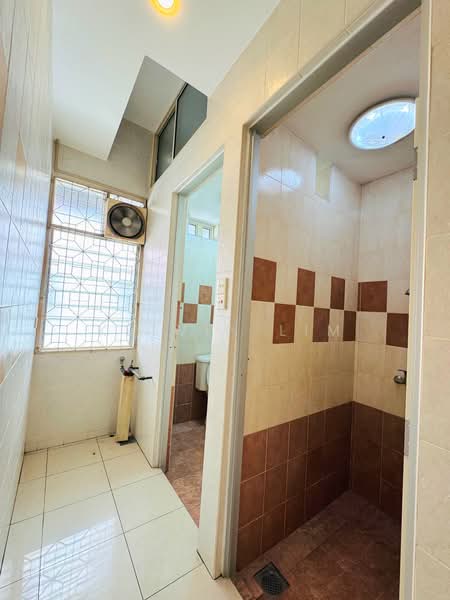 2-storey Terraced House for Sale in Midlands Park (Pulau Tikus) - Kelvin Lim - Bathroom - PropertyGuru.com.my