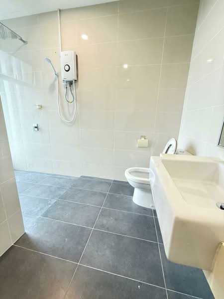 Kediaman Servis untuk Dijual di Southkey Mosaic - Hayden Chong - Bathroom - PropertyGuru.com.my