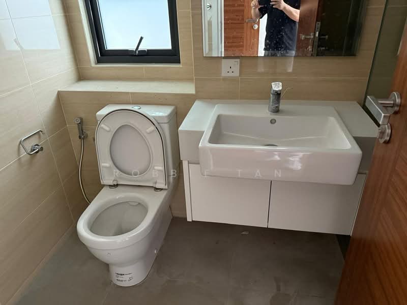 Kediaman Servis untuk Dijual di The Astaka @ 1 Bukit Senyum - Robbie Tan - Bathroom - PropertyGuru.com.my