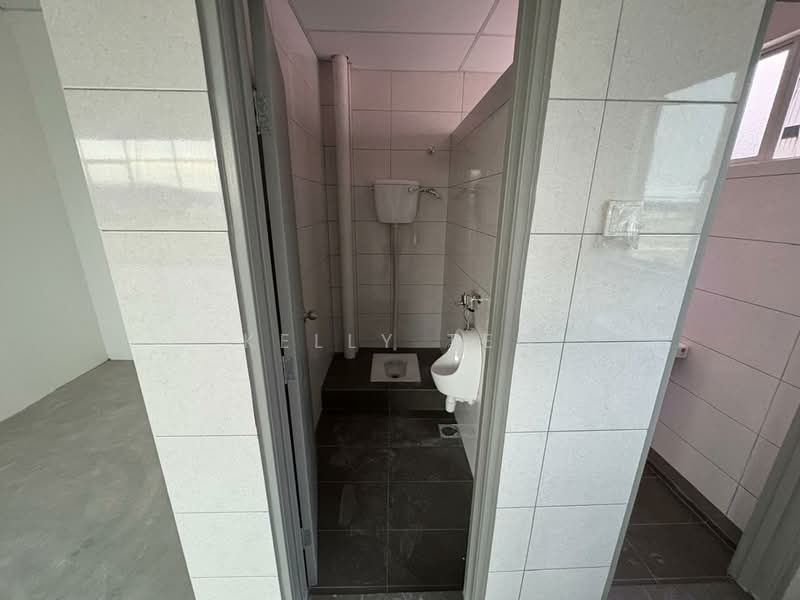 Factory for Rent in Seksyen 35 (Shah Alam) - Kelly Teo - Bathroom - PropertyGuru.com.my