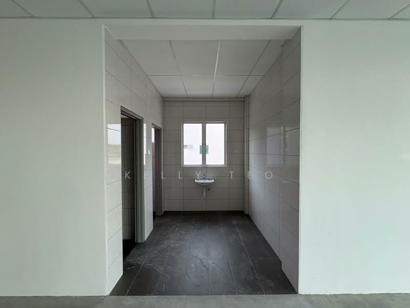 Factory for Rent in Seksyen 35 (Shah Alam) - Kelly Teo - Bathroom - PropertyGuru.com.my
