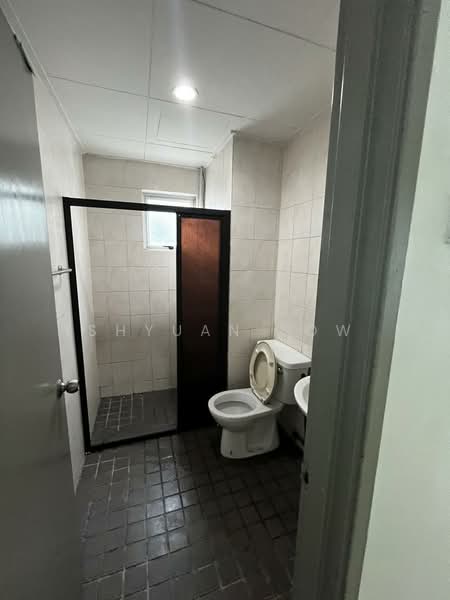 Kediaman Servis untuk Dijual di Millennium Place @ Millennium Square - Shyuan Low - Bathroom - PropertyGuru.com.my