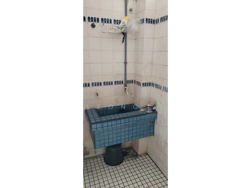 Rumah Flat untuk Disewa di Gat Lebuh Macallum - Leong . - Bathroom - PropertyGuru.com.my
