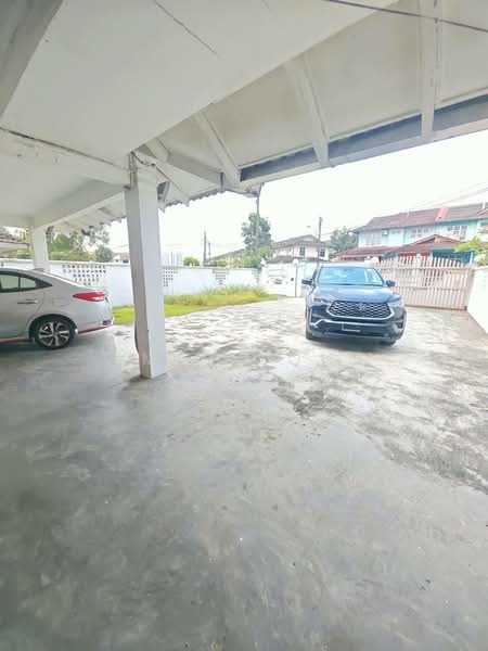 Rumah Berkembar untuk Dijual di Taman Bukit Kempas (Tampoi) - Max Loh - Car Park - PropertyGuru.com.my