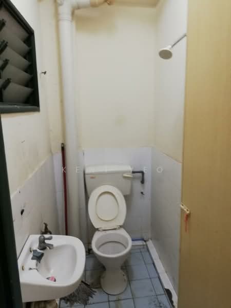Rumah Flat untuk Dijual di Perumahan Awam Sri Sabah - Kent Yeo - Bathroom - PropertyGuru.com.my