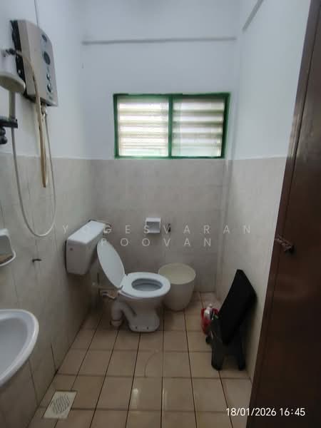Pangsapuri untuk Disewa di Tropika Apartment - Yogesvaran Poovan - Bathroom - PropertyGuru.com.my
