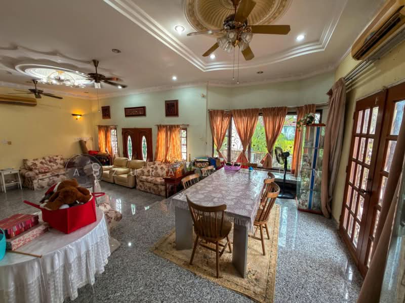 Bungalow House untuk Dijual di Kayangan Heights (Shah Alam) - Adzura Zamedin - Living Room - PropertyGuru.com.my