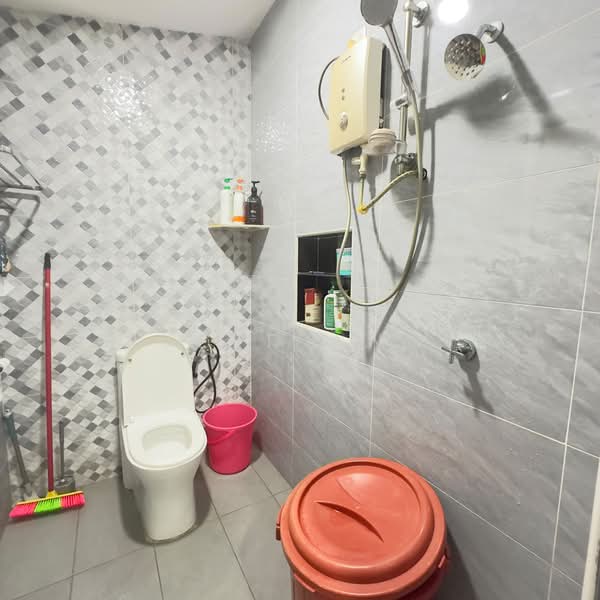 1.5-storey Terraced House for Sale in Taman Perling (Perling) - Jeff Ang - Bathroom - PropertyGuru.com.my