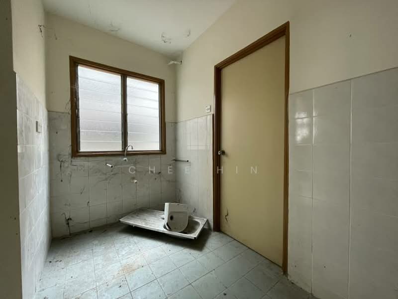 Flat for Sale at Johan Court - Chee Hin - Bathroom - PropertyGuru.com.my